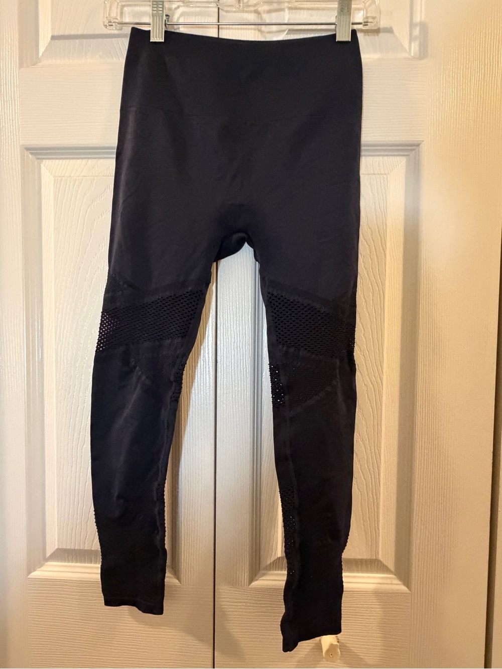 🚨Fabletics Navy Mesh-Inset Leggings🚨